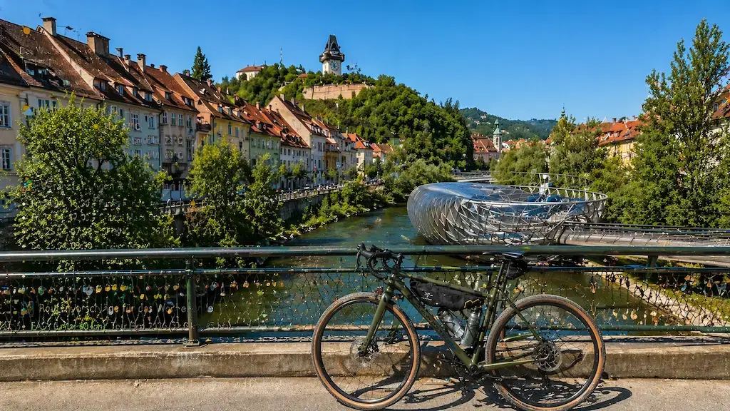 Blick über die Murinsel auf den Grazer Schlossberg